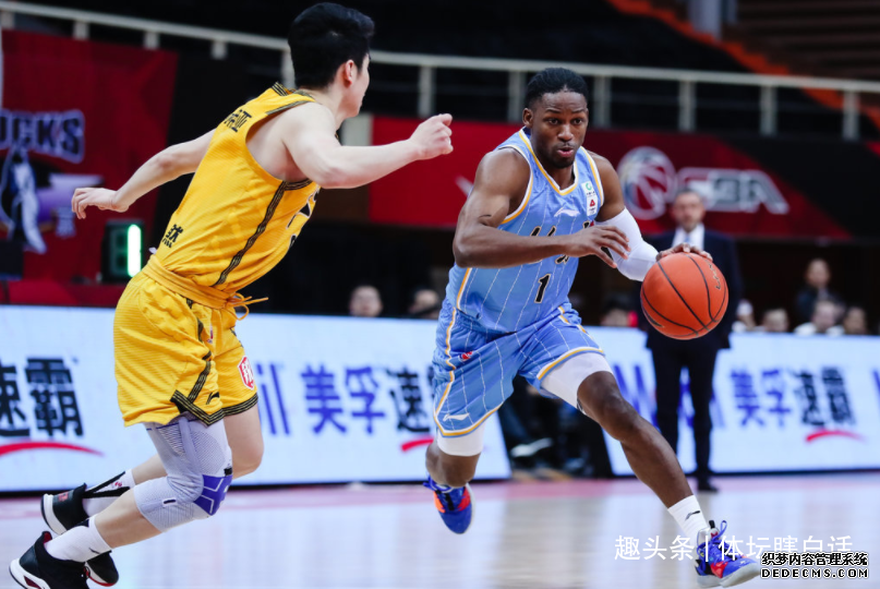 王骁辉上演暴扣，北京首钢打疯了！大胜江苏男篮，送李楠4连败
