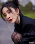 杨幂真是太会穿了，穿西装配黑丝袜性感