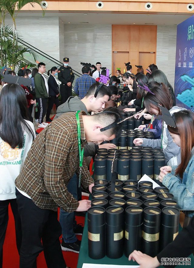 绿叶购向全体同事赠送百安思星座保温杯