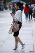 美女穿上一双尖头的高跟鞋，既时尚又高