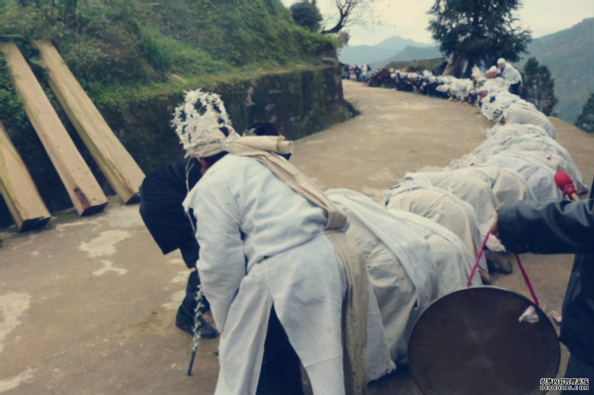 北大教授吴飞提议，恢复土葬：火葬将人当垃圾处理，缺乏人文关怀