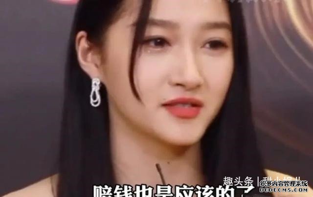 明星也疼钱：肖战眼盯胸针，关晓彤惊出表情包，龚俊真财迷