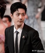 明星也疼钱：肖战眼盯胸针，关晓彤惊出