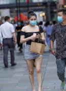 “粗腿”女孩谨慎穿衣