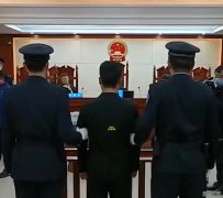 因怀疑女友有外遇殴打女友，并且女友索