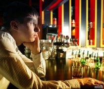 父亲半辈子攒30万，15岁儿子酒吧请客全花