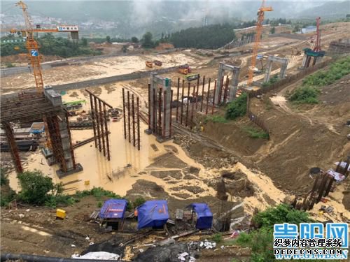 遵义习水县公路受淹和塌方情况较重 赤水河土城段超警戒水位