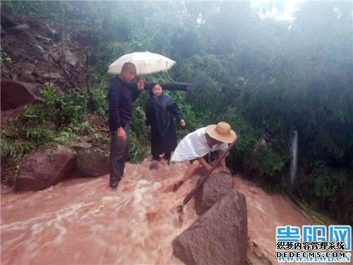 遵义习水县公路受淹和塌方情况较重 赤水河土城段超警戒水位