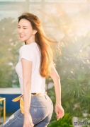 林志玲高调复出捞金！穿牛仔裤拍广告大