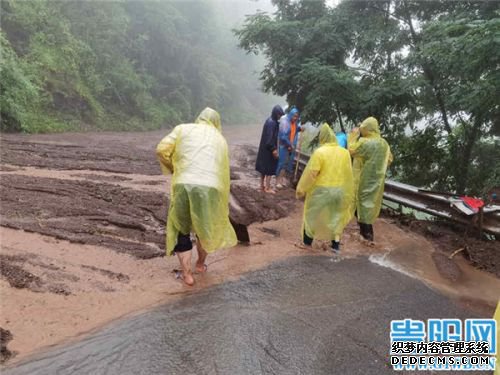 遵义习水县公路受淹和塌方情况较重 赤水河土城段超警戒水位