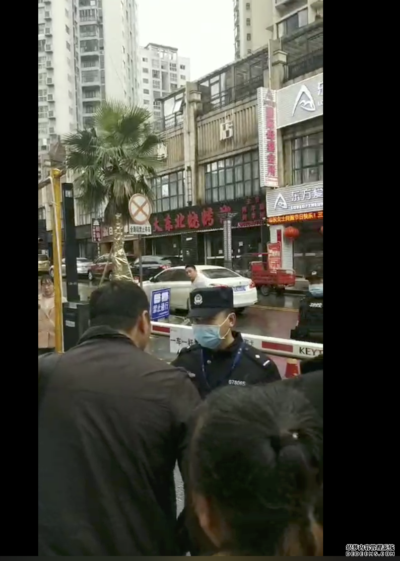 网曝习水县仁安天地小区非法收取高额停车费 业主停车难