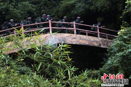 图为来自武警福建总队三明、龙岩、南平支队100余名特战队员在福建省三明市永安�揲瞪娇�展特战极限训练。　胡鑫 摄