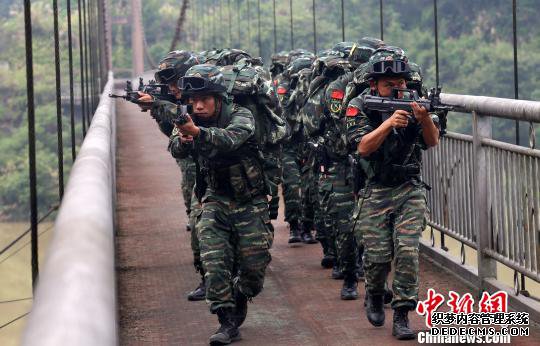 图为来自武警福建总队三明、龙岩、南平支队100余名特战队员在福建省三明市永安�揲瞪娇�展特战极限训练。　胡鑫 摄