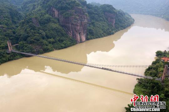 图为来自武警福建总队三明、龙岩、南平支队100余名特战队员在福建省三明市永安�揲瞪娇�展特战极限训练。　胡鑫 摄