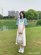 背带连衣裙，牛仔面料的裙子更加减龄，