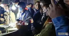 民警劝离蹭96岁摆摊奶奶流量主播！人民