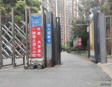 湖北武汉一老人坠楼去世，砸中楼下过路