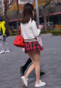 学院风的穿搭通常都是针织开衫搭配一款