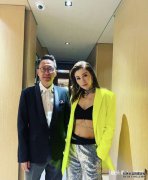 李嘉欣一把年纪依旧狂野，穿黑色超短抹