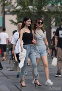 两个女孩的气质不同，穿衣款式也就不相