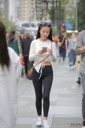 美女九分裤的日常穿搭，休闲穿搭的风格