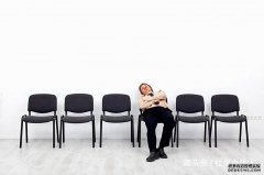 正常缴纳社保的职工，下岗后无力缴纳，