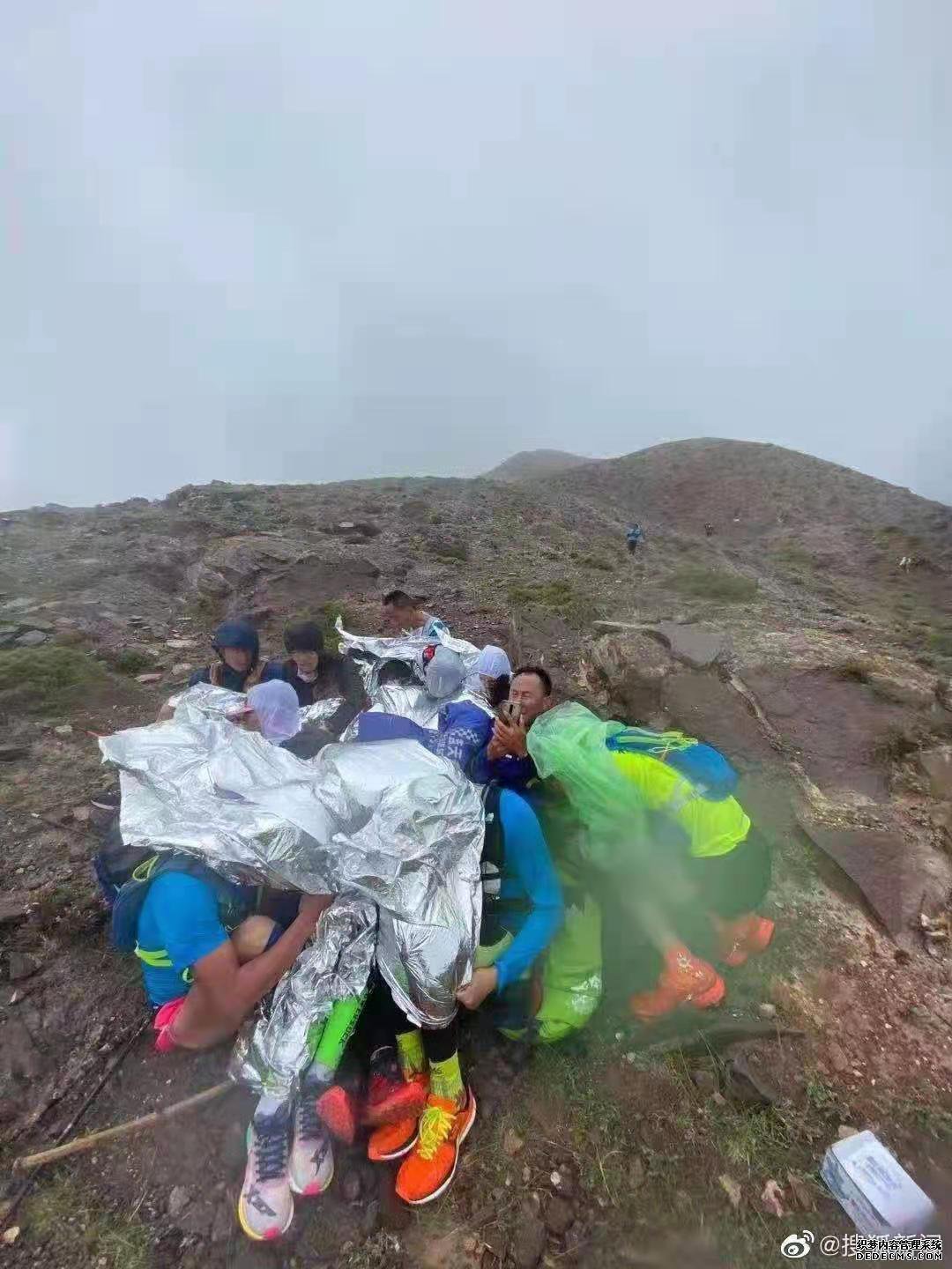 亲历者回忆“甘肃景泰马拉松21人死亡”事故：抵达赛点时天气转阴起风，下撤时十指无知觉