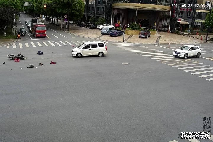 听到街头事故撞击声，派出所民警“变身”交警秒出警