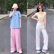 夏天别总穿黑白灰！试试3种亮色的配色穿