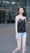 可爱性感的吊带衫+超短裤能体现女性的活