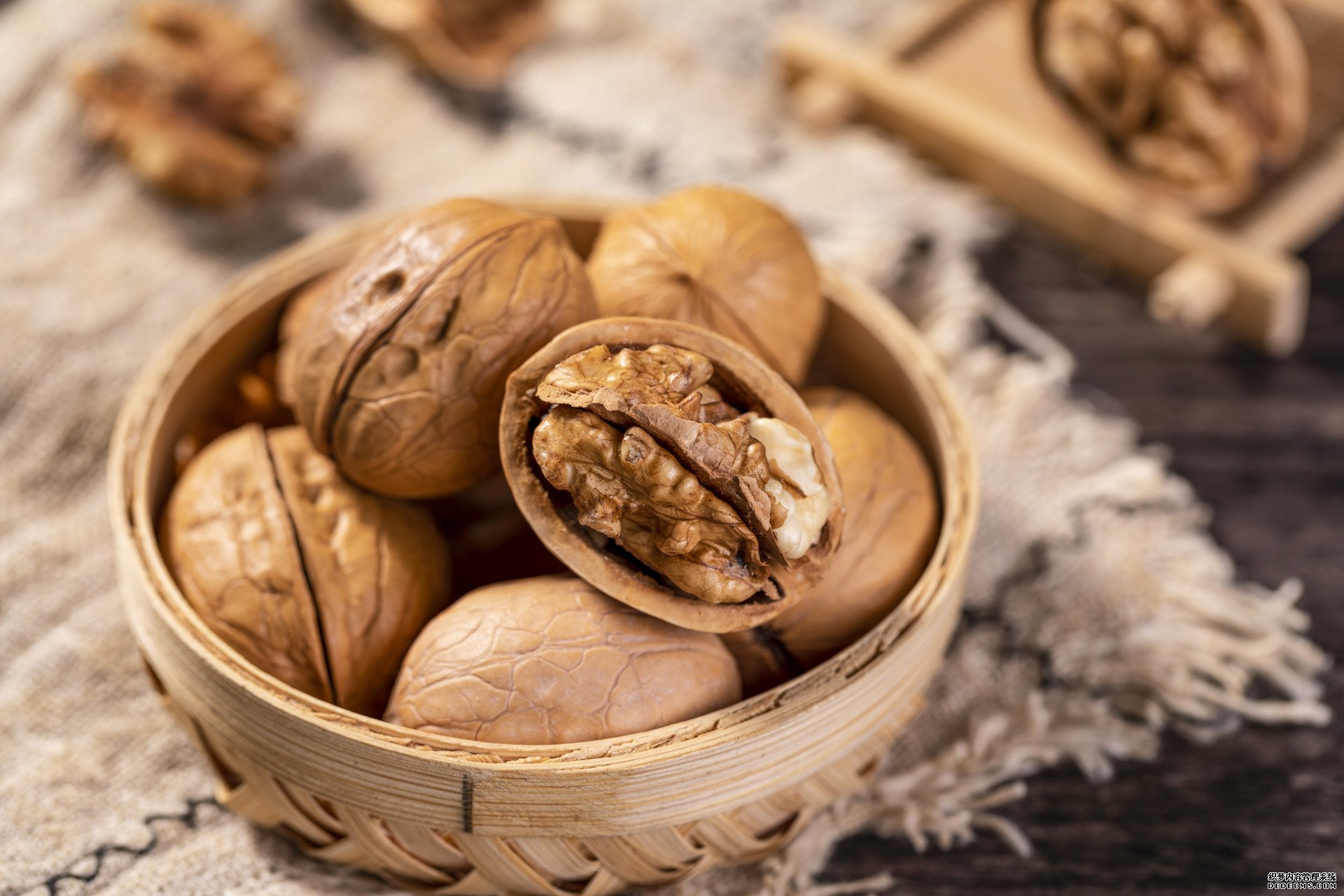 摄图网_501307510_banner_核桃（非企业商用）.jpg