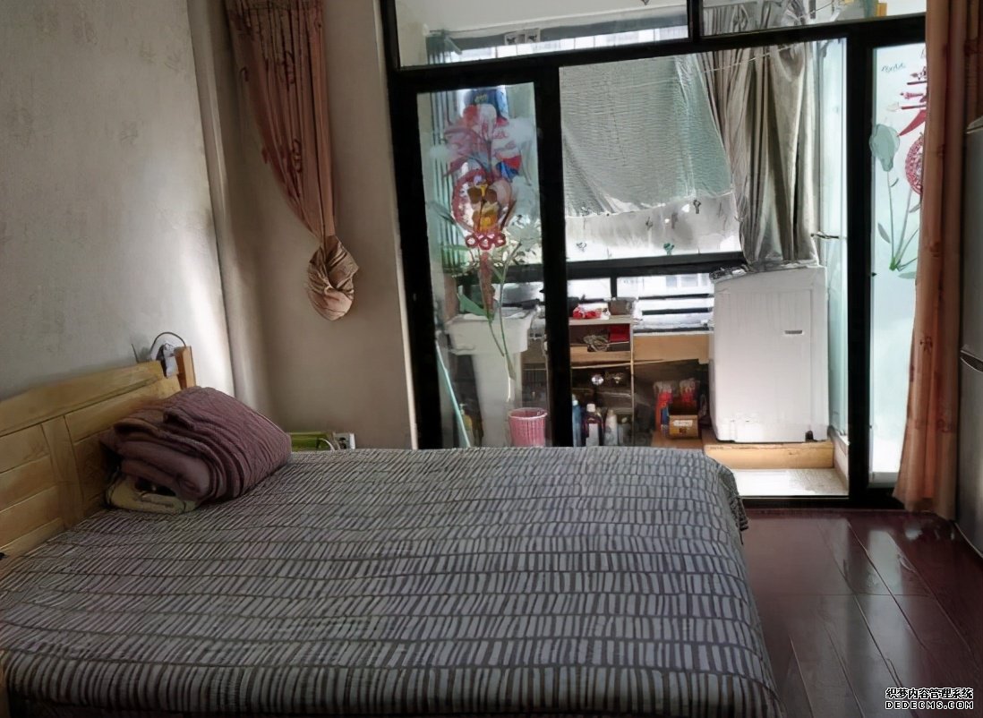 客厅带阳台跟卧室带阳台哪个更好？答案看这里就对了