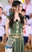 baby穿部落装现身，无意露出“打底裤”引