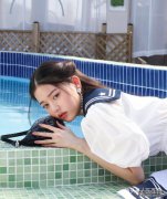 张元英杨超越穿“同款水手服”，一个甜