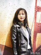 穿质感皮衣搭配白色T恤，满满街头潮流时