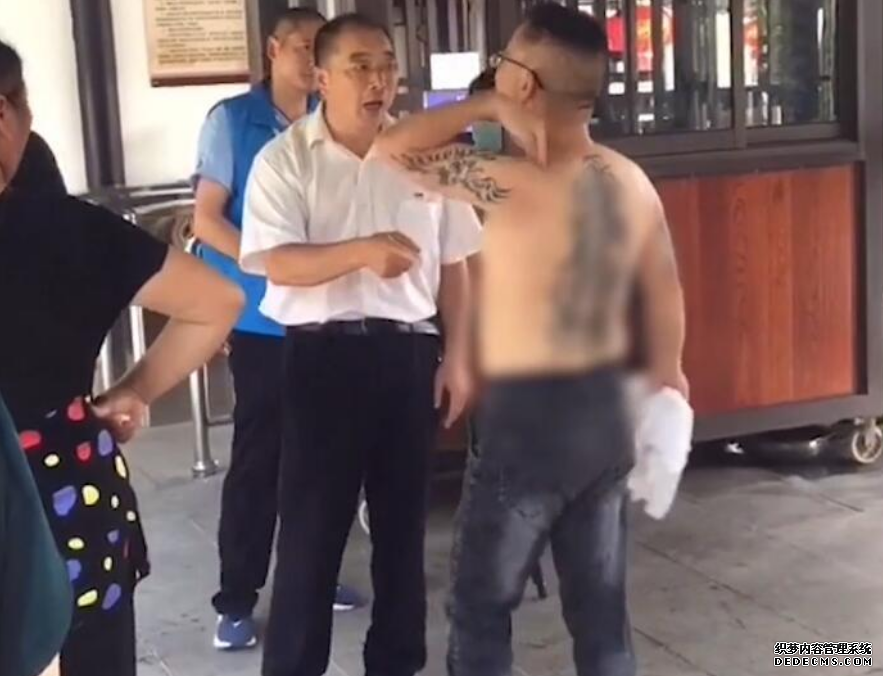 江苏南通一醉酒男子光膀子露纹身进景区被拒，与保安发生争执“我这是图腾”
