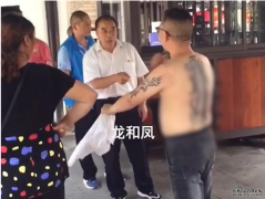 醉酒男子光膀子露纹身进景区被拒，与保
