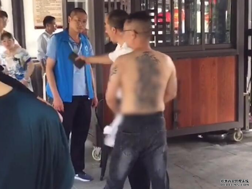 江苏南通一醉酒男子光膀子露纹身进景区被拒，与保安发生争执“我这是图腾”
