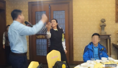 65岁刘晓庆聚会太欢乐，与好友对唱热舞