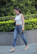 牛仔裤可以和白系上衣搭配在一起