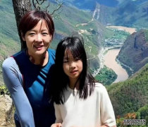 前央视主持李小萌带娃旅游，9岁女儿神似