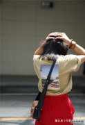女人50岁后，少穿花衣服，最好多穿这3种