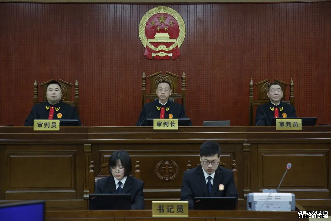中粮集团原党组成员、总会计师骆家��贪污、