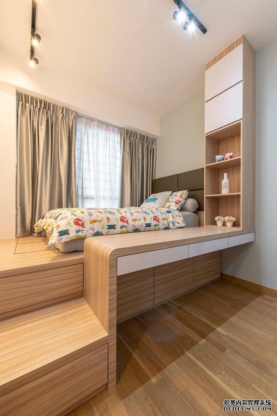 条件允许，更建议床边用这7个做隔断，原地至少能再多一个功能区