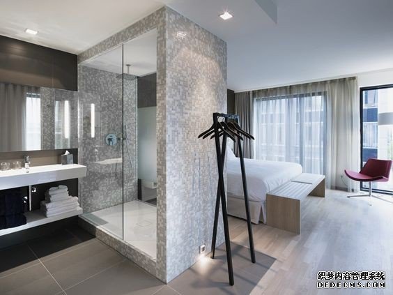 条件允许，更建议床边用这7个做隔断，原地至少能再多一个功能区
