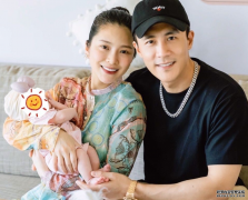 杜淳夫妇庆祝女儿百日宴，王灿抱女儿母
