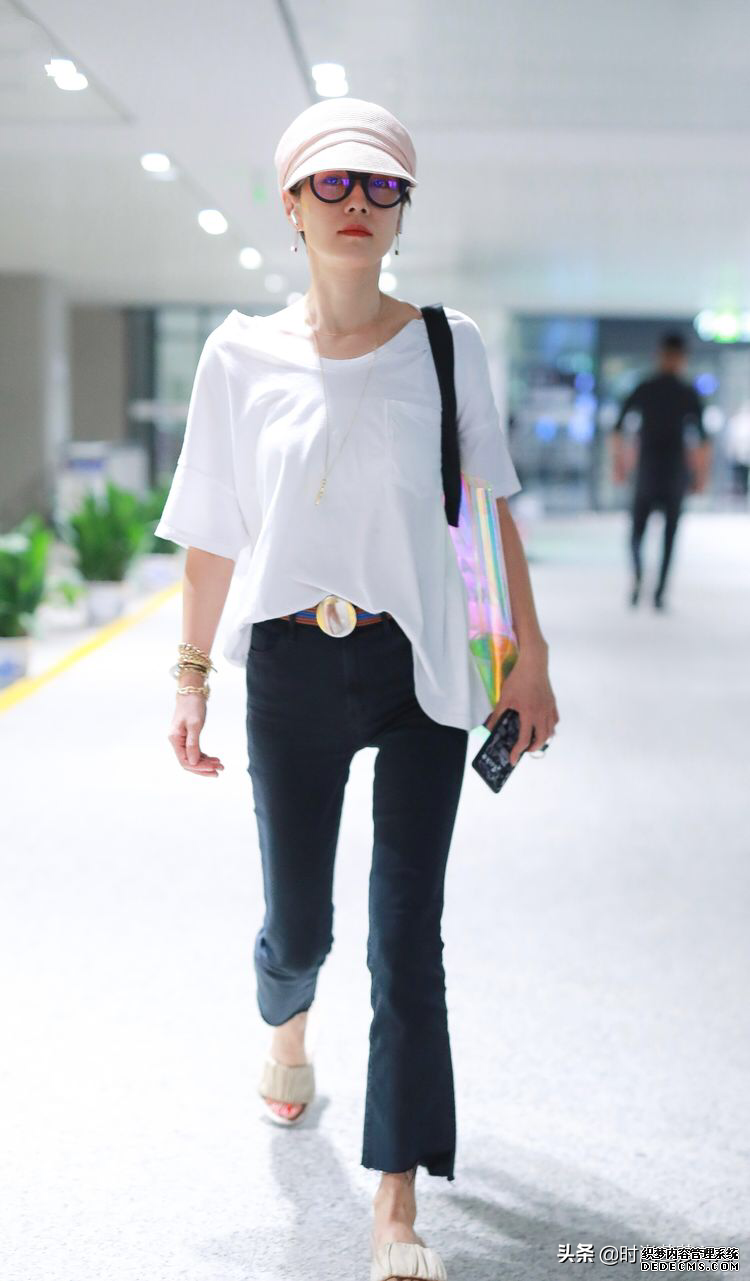 马伊琍“一个人”后变得更美，T恤搭微喇裤拖鞋，轻松凹出高级感