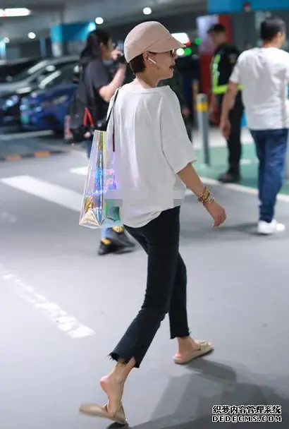 马伊琍“一个人”后变得更美，T恤搭微喇裤拖鞋，轻松凹出高级感