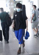 窦靖童穿吊裆裤走机场，肥大裤腿还不如