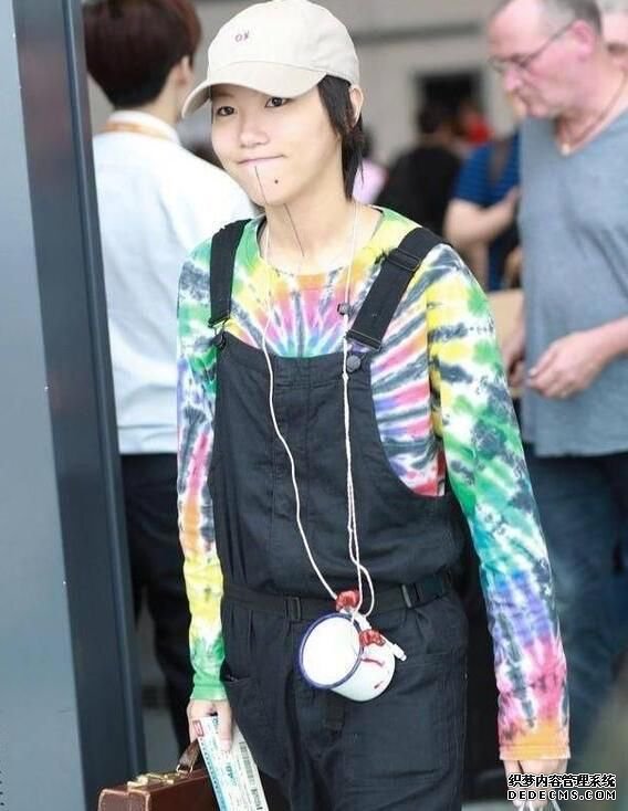 窦靖童穿吊裆裤走机场，肥大裤腿还不如直接穿裙子，王菲也不管管